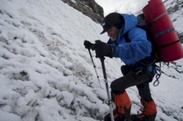 Carlos Soria asciende durante la Expedición al Dhaulagiri en 2011.