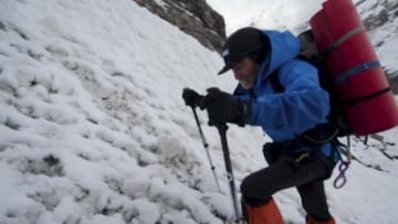 Carlos Soria asciende durante la Expedición al Dhaulagiri en 2011.