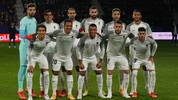 Víctor Díaz, el tercerl por la izquierda, en este once en Pamplona donde hizo su partido 150.
