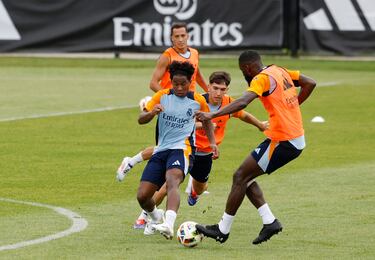 Endrick disputa un balón con Antonio Rüdiger y Mario Martín.