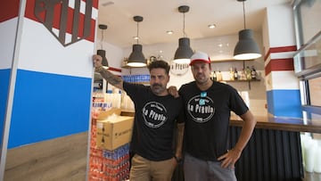 Ellos son Guille y Mario, los dueños del último bar del Atlético en abrir en los alrededores del estadio. Es 'La previa'. Recibió ayer la licencia, hoy se inaugura.
