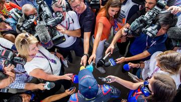 Naoki Yamamoto, atendiendo a la prensa tras subirse al Toro Rosso. 