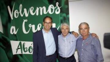 Juan Serrano (c), acompa&ntilde;ado de Cesar Nohales (i) y Jos&eacute; Alberola (d).