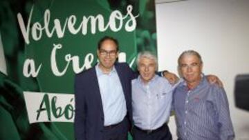 Juan Serrano (c), acompañado de Cesar Nohales (i) y José Alberola (d).