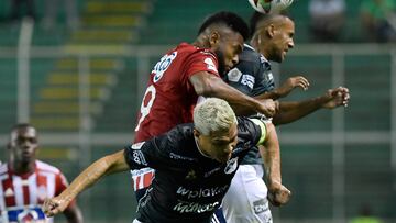 PALMIRA - COLOMBIA, 09-04-2022: Teofilo Gutierrez y Christian Mafla del Cali saltan por el balón con Miguel Borja de Atlético Junior durante partido entre Deportivo Cali y Atlético Junior por la fecha 15 como parte de la Liga BetPlay DIMAYOR I 2022 jugado en el estadio Deportivo Cali de la ciudad de Palmira. / Teofilo Gutierrez and Christian Mafla of Cali jump for the ball with Miguel Borja of Junior during match between Deportivo Cali and Atletico Junior for the date 15 as part of BetPlay DIMAYOR League I 2022 played at Deportivo Cali stadium in Palmira city. Photo: VizzorImage / Gabriel Aponte / Staff