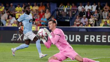 VILLARREAL (CASTELLÓN), 26/08/2024.- El portero del Villarreal, Diego Conde (d), detiene un balón ante Jonathan Bamba, del Celta, durante el partido de Liga en Primera División que Villarreal CF y Celta de Vigo disputan este lunes en el estadio de La Cerámica. EFE/Manuel Bruque