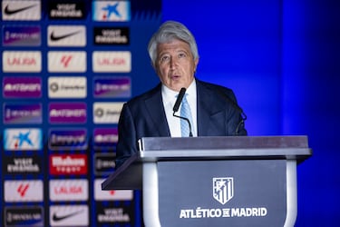 Enrique Cerezo, presidente del Atlético de Madrid, dio la bienvenida al jugador argentino.