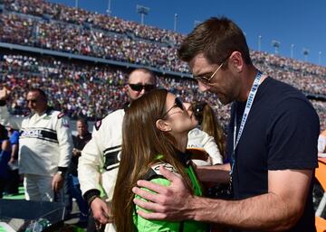 Danica Patrick es la piloto de Indy y Nascar más famosa de siempre, incluso su nombre sonó algunos años con fuerza para competir en Fórmula 1. La estadounidense, ya retirada y de 38 años, fue la primera mujer que estuvo cerca de ganar las grandes pruebas de sus disciplinas. En el plano sentimental ha tenido varias parejas deportistas. Fue pareja, desde 2013 a 2017, de Ricky Stenhouse Jr, también piloto. Ahora comparte su vida con Aaron Rodgers, quarterback de los Green Bay Packers y que ha sido nombrado MVP de la temporada regular 2020. 