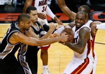 Tim Duncan y Danny Green de San Antonio Spurs pugnan por la pelota contra LeBron James y Dwyane Wade de los Heat de Miami en tiempo extra en el sexto partido de las Finales de la NBA 2013