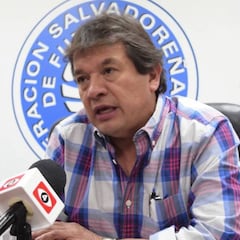 Hugo Carrillo, el polémico presidente de la FESFUT y sus problemas en El Salvador