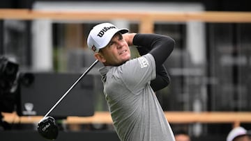 El golfista estadounidense Brendan Steele golpea la bola durante la primera jornada del ZOZO Championship en el Accordia Golf Narashino Country Club de Inzai, Chiba, Japón.