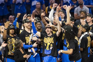 Alex Caruso celebra junto a sus compañeros tras ganar el séptimo partido de las Finales de la NBA de 2025 contra los Indiana Pacers en el Paycom Center.