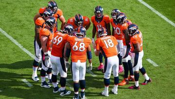 DENVER, CO - OCTOBER 4: Denver Broncos players huddle around Peyton Manning #18 int he first quarter of a game against the Minnesota Vikings at Sports Authority Field at Mile High on October 4, 2015 in Denver, Colorado. Doug Pensinger/Getty Images/AFP
== FOR NEWSPAPERS, INTERNET, TELCOS & TELEVISION USE ONLY ==