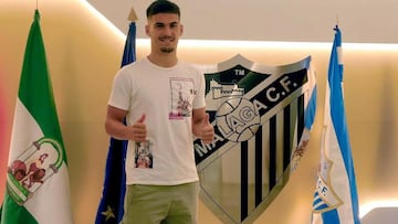 Chupete posa en La Rosaleda tras renovar con el M¨¢laga CF hasta 2025.