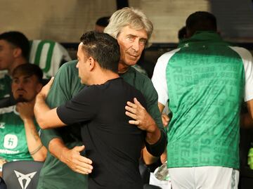 Manuel Pellegrini y Xavi Hernández, entrendores del Betis y Barcelona respectivamente.