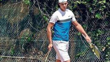 <b>HUMILDE. </b>Nadal barriendo su pista de entrenamiento en el RCT Barcelona. No se le caen los anillos...