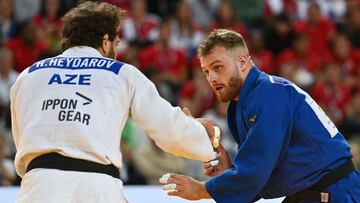 Salvador Cases Roca (de azul) durante la final del Europeo ante el azerbayano Hidayat Heydarov (de blanco).