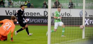 Daniel Caligiuri anota el 3-0 ante el Mainz. Gonzalo Jara observa.