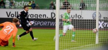 Daniel Caligiuri anota el 3-0 ante el Mainz. Gonzalo Jara observa. 