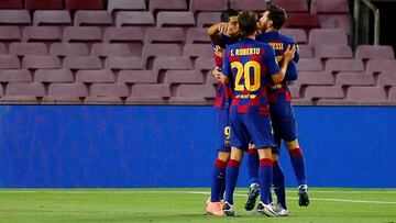 Messi, Sergi Roberto y Su&aacute;rez tapan a Lenglet con su abrazo tras el 1-0.