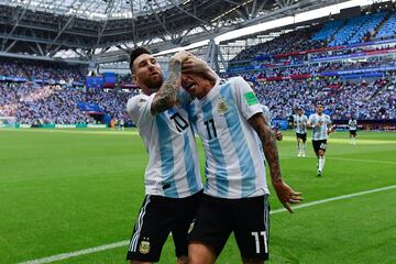 Ángel Di María celebra el 1-1 con Leo Messi.