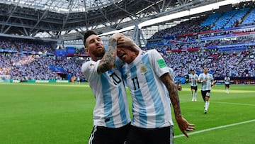 Ángel Di María celebra el 1-1 con Leo Messi.