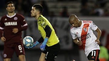 River Plate's Uruguayan midfielder Nicolas De La Cruz (R) reacts after missing a penalty kick as Lanus's goalkeeper Agustin Rossi (C) carries the ball during an Argentina First Division 2019 Superliga Tournament football match between River Plat