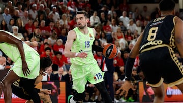 MONACO (Monaco), 25/04/2025.- Tomas Satoransky of Barcelona in action during the Euroleague playoff game 2 basketball match between AS Monaco and FC Barcelona, in Monaco, 25 April 2025. (Baloncesto, Euroliga) EFE/EPA/SEBASTIEN NOGIER