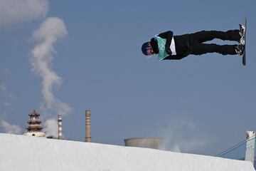 Anna Gasser, quien en la imagen aparece en el aire completamente paralela al suelo como si tal cosa, logró la medalla de oro en la final de Big Air de snowboard de los Juegos de Invierno de Pekín. Con su espectacular actuación, la austriaca revalida el título olímpico que consiguió hace cuatro años en Pyeongchang (Corea del Sur).