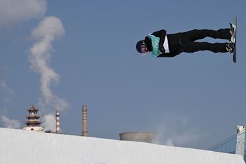 Anna Gasser, quien en la imagen aparece en el aire completamente paralela al suelo como si tal cosa, logr¨® la medalla de oro en la final de Big Air de snowboard de los Juegos de Invierno de Pek¨ªn. Con su espectacular actuaci¨®n, la austriaca revalida el t¨ªtulo ol¨ªmpico que consigui¨® hace cuatro a?os en Pyeongchang (Corea del Sur).