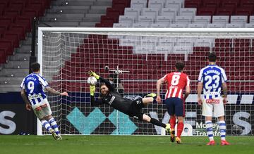 Oblak para el penalti a Joselu. 