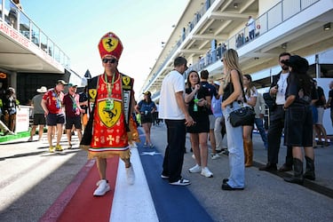 Un fanático de Ferrari camina por el paddock antes del Gran Premio de Fórmula Uno de Estados Unidos en el Circuito de las Américas en Austin, Texas.