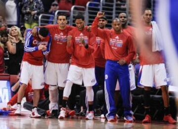 El banquillo de Los Angeles Clippers celebra el triunfo. 