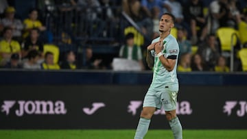 Real Betis' Brazilian forward #07 Antony celebrates scoring his second goal during the Spanish league football match between Villarreal CF and Real Betis at La Ceramica Stadium in Vila-real on October 18, 2025. (Photo by Jose JORDAN / AFP)