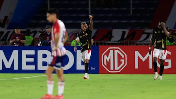AMDEP3339. BARRANQUILLA (COLOMBIA), 06/03/2025.- Duván Vergara (c) de América celebra un gol este jueves, en un partido de la Copa Sudamericana entre Junior de Barranquilla y América de Cali en el estadio Metropolitano Roberto Meléndez en Barranquilla (Colombia). EFE/ Ricardo Maldonado Rozo