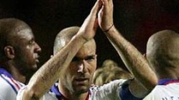 <b>EL GRAN CAPITÁN</B>. Zidane volvió a tirar del carro y marcó el primero de los tantos galos.