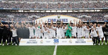 Marcelo levanta la Liga 35 sobre el césped del Bernabéu.