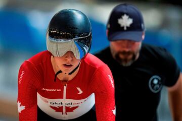 Grandiosa y original fotografía en la que se puede apreciar toda la pista de ciclismo reflejada en la 
visera de Sarah Orban Propster. La instantánea corresponde al momento en el que la canadiense compite durante la final de sprint femenino del Campeonato Mundial de Ciclismo en Pista UCI en Ballerup (Dinamarca). 