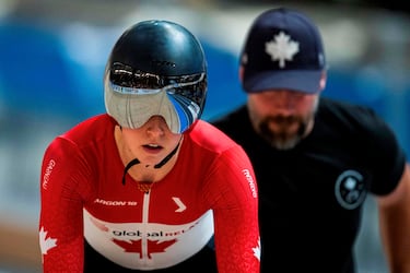 Grandiosa y original fotografía en la que se puede apreciar toda la pista de ciclismo reflejada en la 
visera de Sarah Orban Propster. La instantánea corresponde al momento en el que la canadiense compite durante la final de sprint femenino del Campeonato Mundial de Ciclismo en Pista UCI en Ballerup (Dinamarca). 