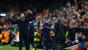 Carlos Corberán pide ánimos a la grada.