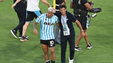 Racing's Colombian forward #10 Roger Martinez and Racing's head coach Gustavo Costas celebrate after winning the Copa Sudamericana final football match between Argentina's Racing and Brazil's Cruzeiro at La Nueva Olla Stadium in Asuncion on November 23, 2024. (Photo by JOSE BOGADO / AFP)