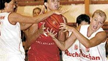 <b>CORAJE.</B> Lucila Pascua disputa un balón en el partido con Hungría.