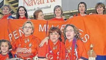 <b>HISTÓRICO. </b>Las chicas de la Peña San Fermín en el Reyno de Navarra horas antes de que Osasuna se clasificara para la Champions en 2006.