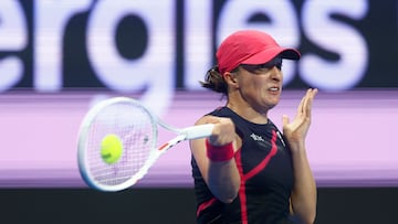 Iga Swiatek, contra Elena Rybakinaen el Qatar Open.