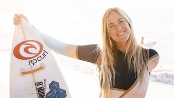 La surfista Bethany Hamilton posando con su tabla para Rip Curl, de promoci&oacute;n de su nueva pel&iacute;cula Unstoppable. 
