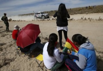 Sexta etapa, Uyuni-Uyuni. Espectadores observan el paso del británico Harry Hunt.
