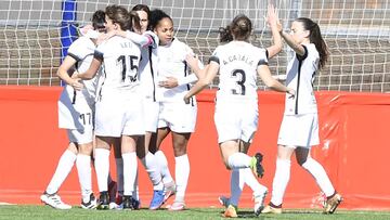El primer equipo del Madrid CFF celebra haber conseguido el objetivo de la permanencia.