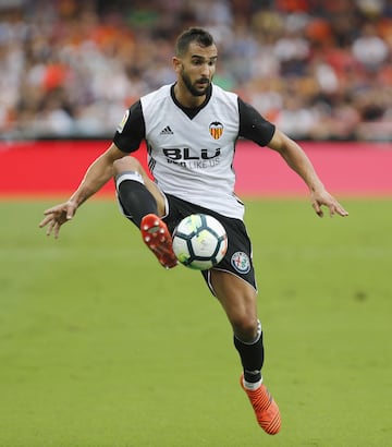13 partidos con el Betis y 34 con el Valencia. En el Betis estuvo sólo una temporada y esta es su segunda campaña en el Valencia. El curso pasado marcó dos goles.