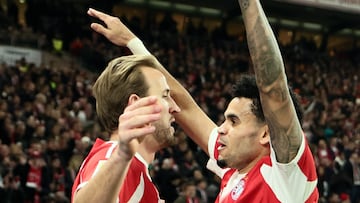 STUTTGART (Germany), 06/12/2025.- Harry Kane of Munich (L) celebrates with teammate Luis Diaz after scoring the 0-2 goal during the German Bundesliga soccer match between VfB Stuttgart and FC Bayern Munich in Stuttgart, Germany, 06 December 2025. (Alemania) EFE/EPA/RONALD WITTEK CONDITIONS - ATTENTION: The DFL regulations prohibit any use of photographs as image sequences and/or quasi-video.