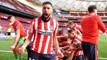 Carrasco celebra el gol de Suárez a Osasuna.